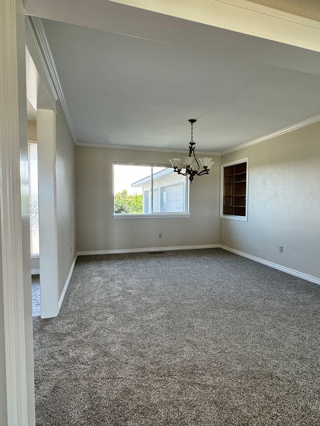 Building Photo - Large lower valley home, freshly remodeled, must see inside!