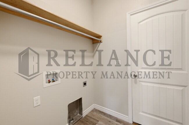 Building Photo - 2202 E Quivira St