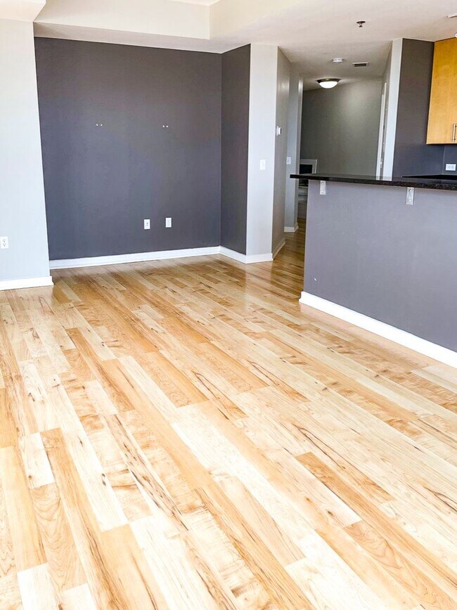 Building Photo - 21st Floor Corner Unit | Downtown Luxury Living w/ Balcony, Parking & Amenities