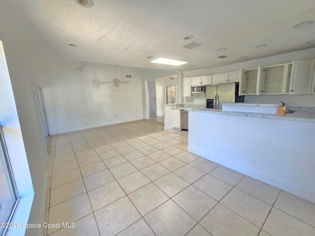 Building Photo - 771 Onyx Dr NE