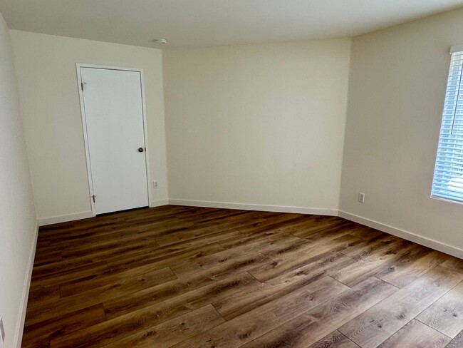 Building Photo - Renovated 2-bedroom 2-bathroom condo in th...