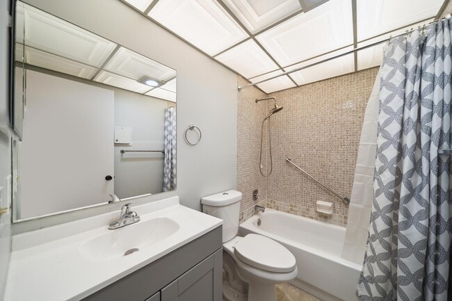 Building Photo - 716 Flanders S