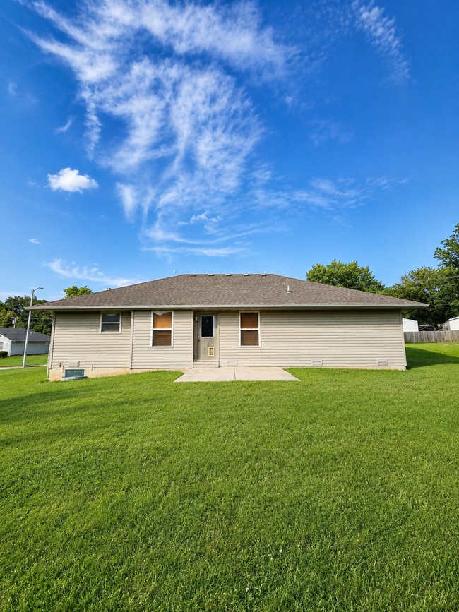 Building Photo - 842 Lorenza Dr