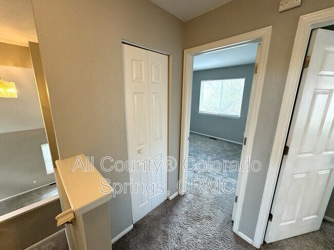 Building Photo - 5859 Instone Cir