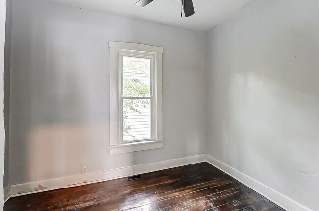 Building Photo - Three Bedroom In Dayton With Off Street Parking!