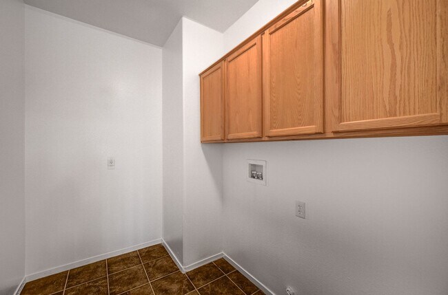Building Photo - Stunning 4 Bed 2.5 Bath!