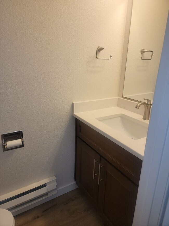 Building Photo - University Place Ground Floor Apartment Home, Newly refurbished "Somerset Place"  2 Bedroom, 1 1/...