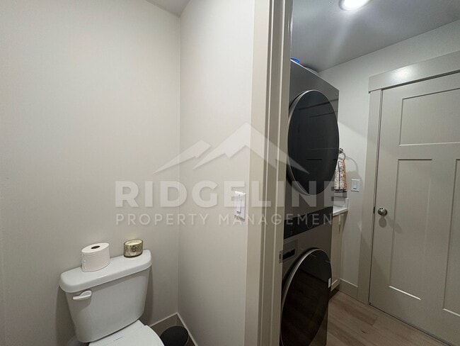 Building Photo - Fully Furnished Mid-Term Rental