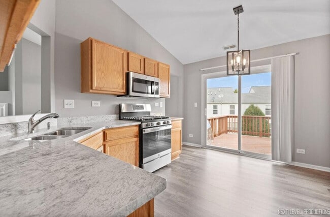 Building Photo - 533 Metropolitan St