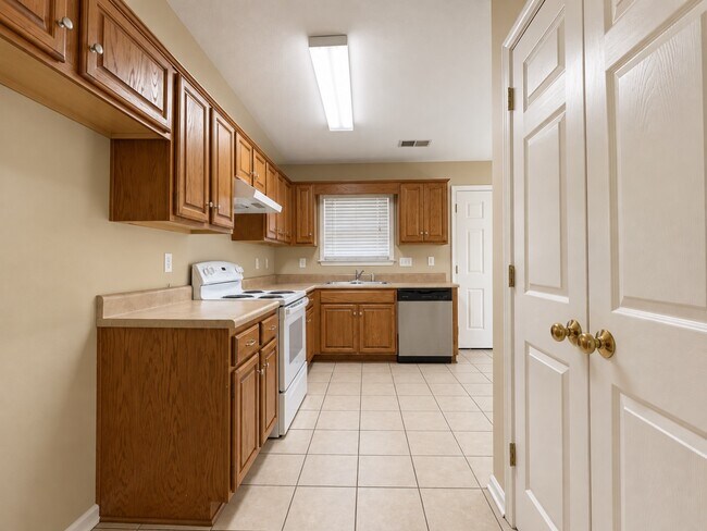 Building Photo - 6107 Blackstone Dr