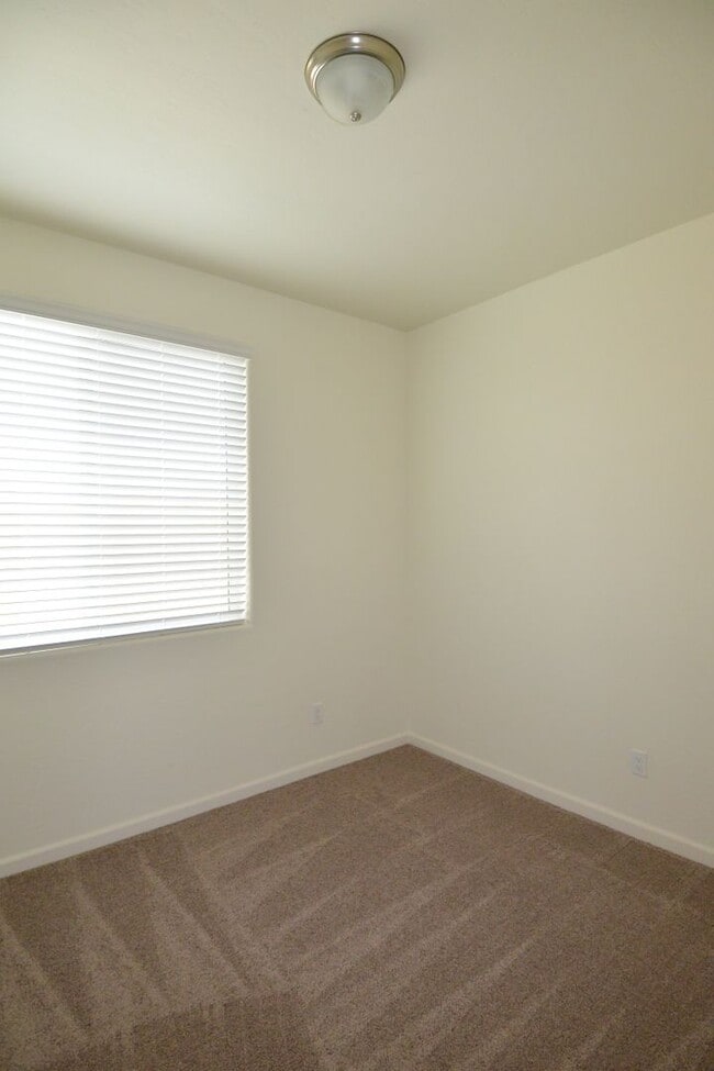Building Photo - 3 bedroom 2 bathroom in Ashton Park gated community NW Visalia!