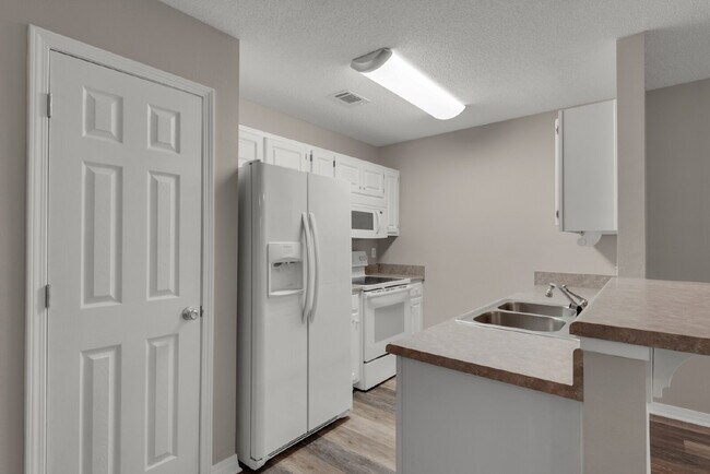 Building Photo - "Charming 2-Bed Townhouse Retreat with 2.5 Baths on Tooke Street!"