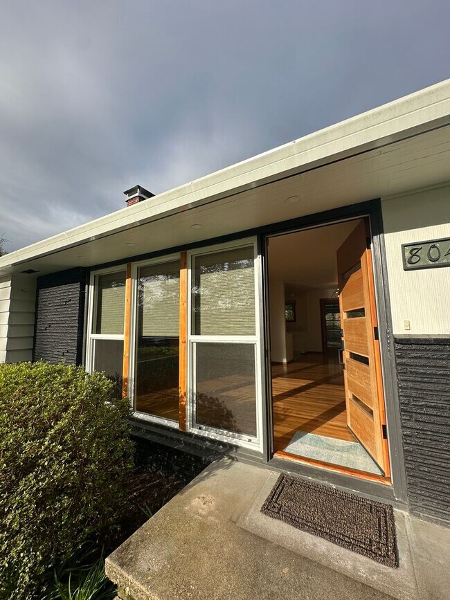 Building Photo - GORGEOUS RANCH STYLE HOME ON HUGE MANICURED LOT IN GARDEN HOME IN SW PORTLAND