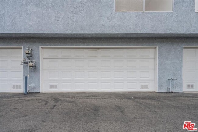 Building Photo - 9915 Variel Ave