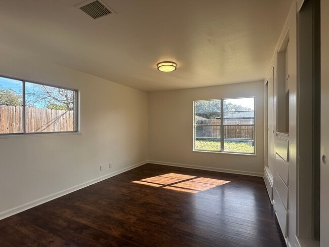 Building Photo - Ready for move in