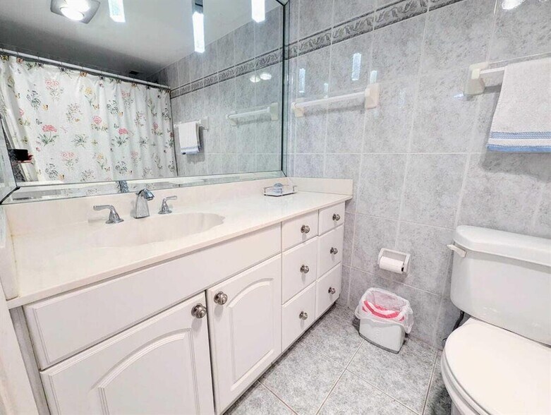 Building Photo - 3150 N Palm Aire Dr