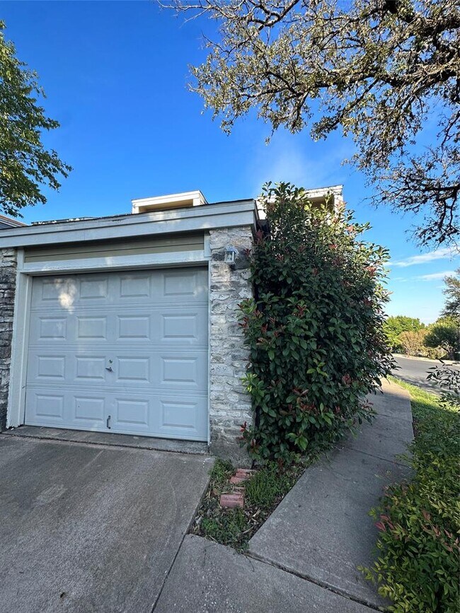 Building Photo - 6728 Lancret Hill Dr