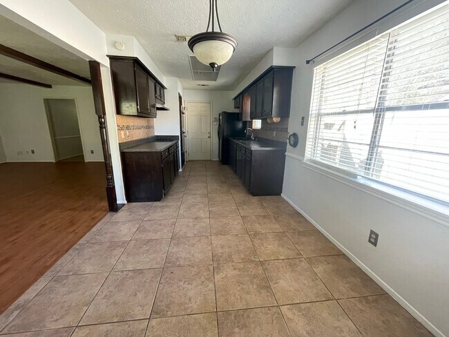 Building Photo - 3103 Sam Houston Dr