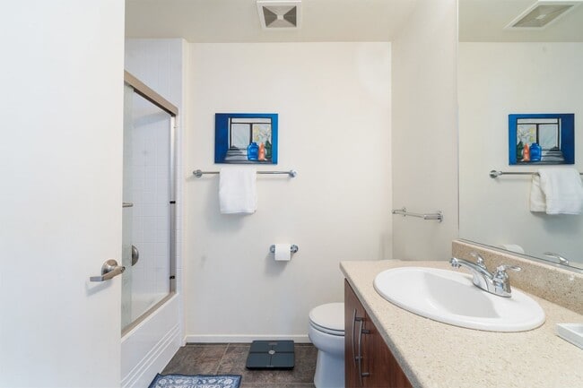 Building Photo - 2 Bed, 2 Bath Bright & Modern Condo in the Pearl District - Now Available!