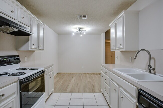 Building Photo - Spacious 3/2/2 Duplex!