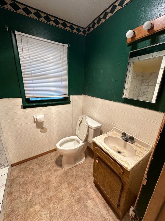 Building Photo - 3 Bed 2 Bath Home in Highland School School District!