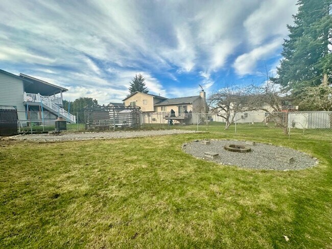 Building Photo - 4 bedroom -Split level and large deck/fenced yard!