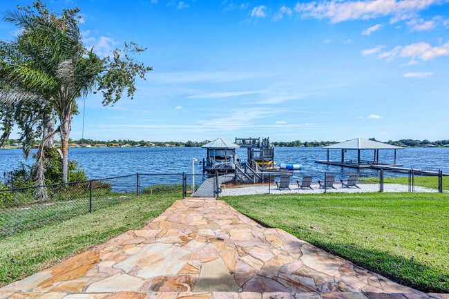 Building Photo - 1028 Lake Carrie Dr