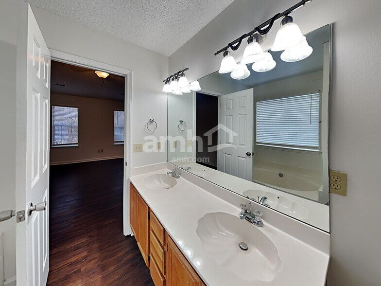 Building Photo - 5081 Poplar Glen Dr