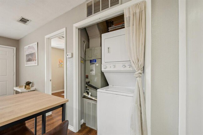 Building Photo - 1624 Aquarena Springs Dr