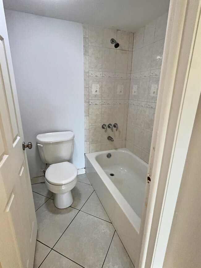 Building Photo - 1100 NW 87th Ave