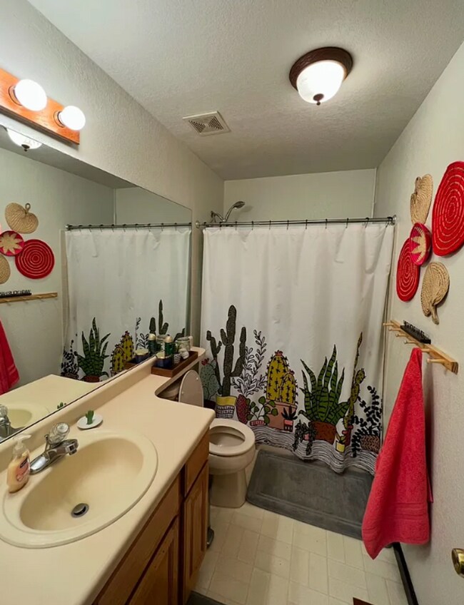 Building Photo - Room in a large shared home, great neighborhood, friendly roommates!