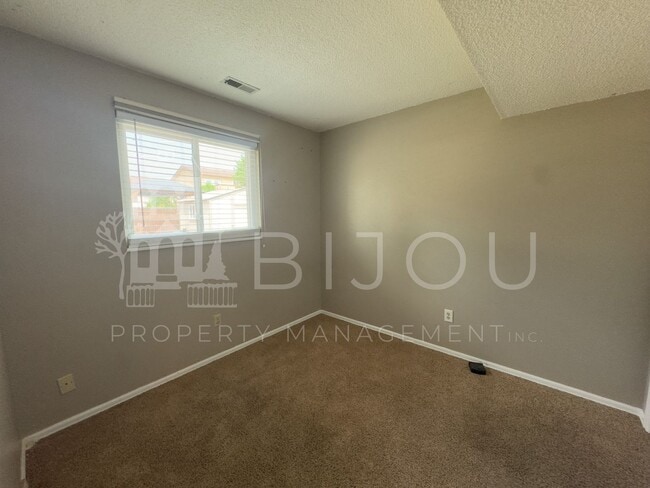 Building Photo - Conveniently Located Tri-Level