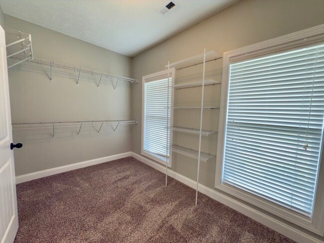Building Photo - 532 Larkspur Dr