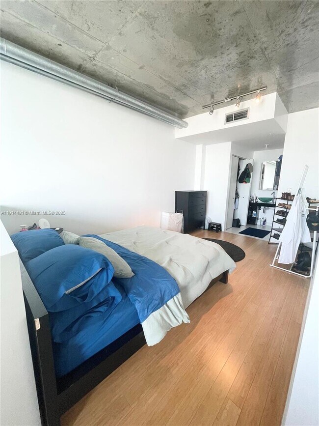 Building Photo - 690 SW 1st Ct