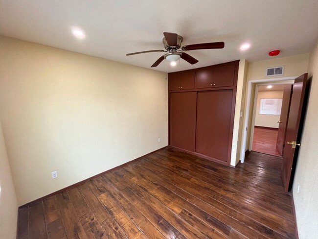 Building Photo - MOVE IN READY 4+2 w/bonus room + open floo...