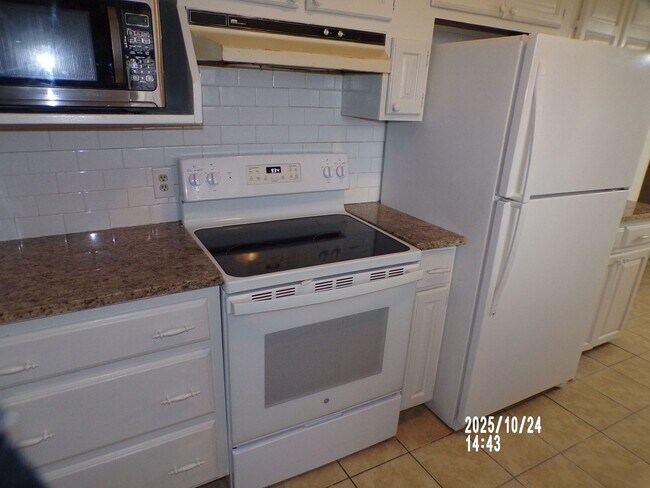 Building Photo - Very Nice home located in the Sullivan Vil...