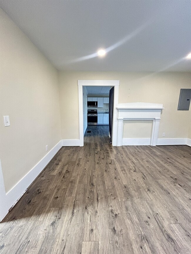 Building Photo - 565 White Mountain Hwy