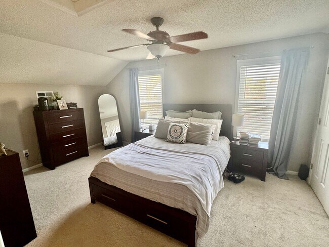 Building Photo - Updated 3BR/2BA with LOFT and Garage!