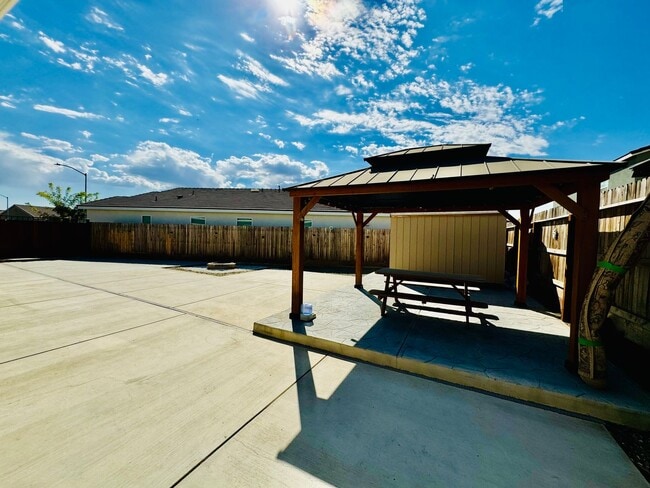 Building Photo - Beautiful 4 Bedroom 2 Bath Home with SOLAR...
