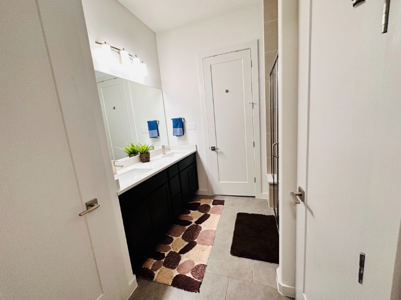 Building Photo - 1336 Westborough Ln