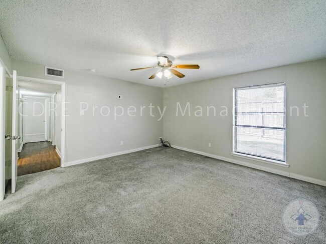 Building Photo - 1905 San Saba Ln