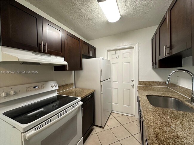 Building Photo - 2900 NE 17th Ave