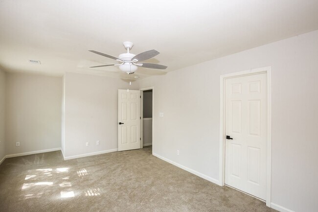 Building Photo - 2 Bedroom, 3 Bathroom Townhouse near Lake ...