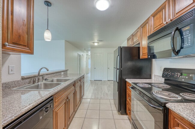 Building Photo - 1511 N Claremont Cir