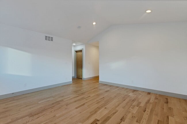 Building Photo - Move In READY!!!   Single family home in s...