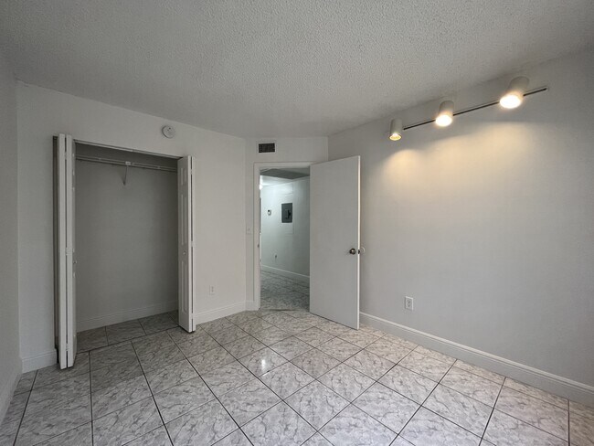 Building Photo - 842 NE 209th St