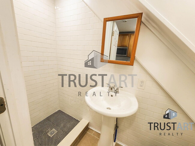 Building Photo - 1933 Colonial St