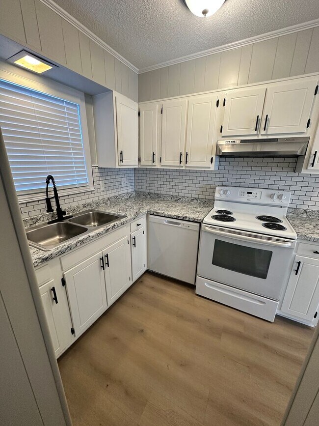 Building Photo - Beautiful 2 Bedroom 1.5 Bath Townhome!