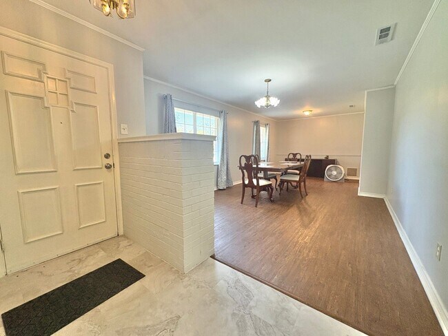 Building Photo - Spacious 3-Bed, 2-Bath Home with Large Sho...
