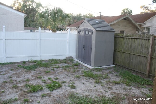 Building Photo - Updated 3 bed 2 bath Close to downtown